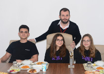 Ödül Alan Öğrencilerle Kutlama Yemeği